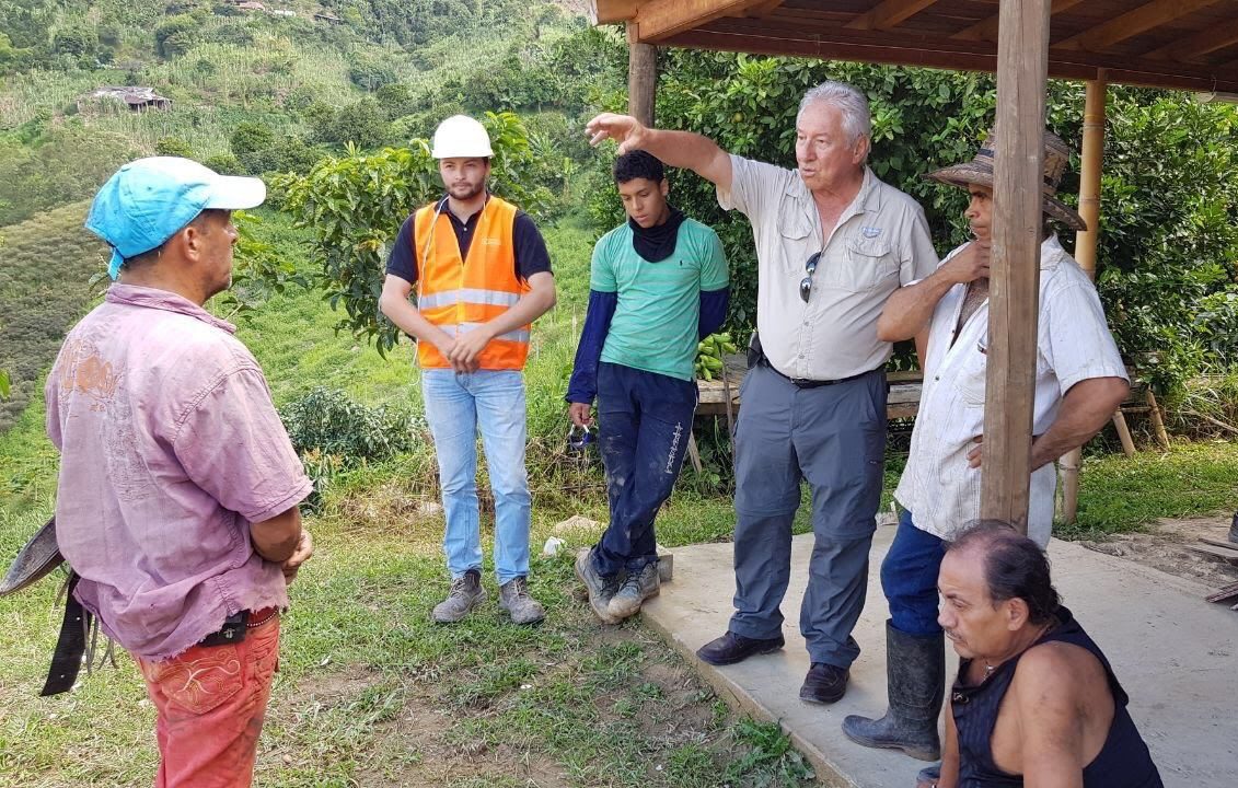 El ingeniero Eduardo Vélez en capacitación a comunidad sobre Buenas Prácticas en mantenimiento vial. Vereda Encenillos, Girardota - Ant.